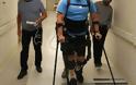 Παράλυτος άνδρας μπόρεσε να περπατήσει με ρομποτικό εξωσκελετό [photos]