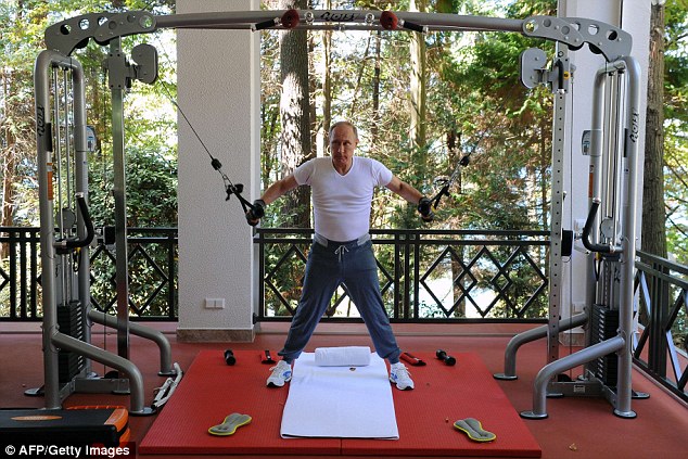 Ο Πούτιν στο γυμναστήριο, με φόρμα των 2.500 ευρώ - Τι μάρκα είναι, γιατί είναι τόσο ακριβή; [photos] - Φωτογραφία 3