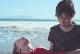 Νεαρός έβγαλε κοπέλα που πνιγόταν από τη θάλασσα, αλλά δευτερόλεπτα αργότερα… [Video] - Φωτογραφία 1