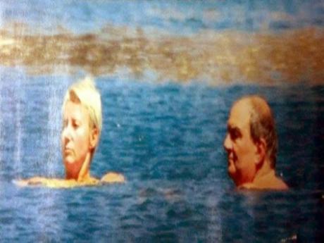 Η οικογένεια Καραμανλή όπως δεν την έχετε ξαναδεί - Ο ηλιοκαμένος πρώην Πρωθυπουργός και το εντυπωσιακό μπικίνι της Νατάσσας Παζαϊτη - Φωτογραφία 5