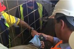 Δείτε τον Αδωνι Γεωργιάδη μέσα στη στοά στα μεταλλεία Χαλκιδικής - Τι δώρο του έκαναν οι εργαζόμενοι [photos]