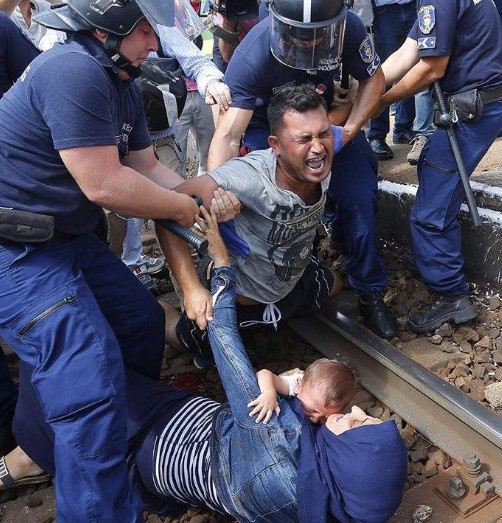 Ωμή βία από την αστυνομία στην Ουγγαρία - Μια εικόνα που συγκλονίζει - Φωτογραφία 2