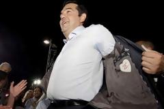 Σε ποια εμπιστεύτηκε το σακάκι του ο Τσίπρας [photos]