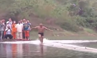 Ο μοναχός Σαολίν που τρέχει πάνω στην επιφάνεια της λίμνης - Κατάφερε να διασχίσει 125 μέτρα και ξεπέρασε προηγούμενο προσωπικό ρεκόρ… [video] - Φωτογραφία 1