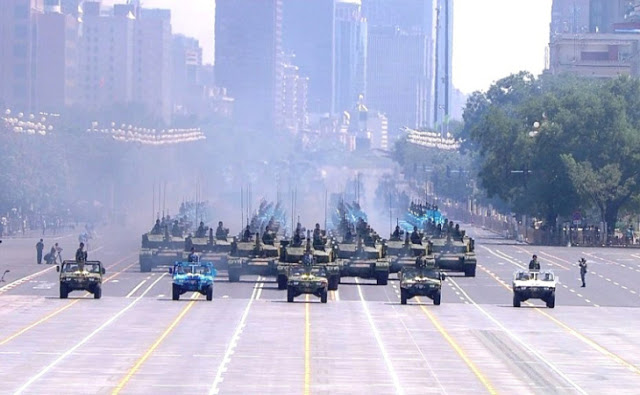 ΔΕΙΤΕ τη μεγαλύτερη στρατιωτική παρέλαση όλων των εποχών! (Φωτό&Βίντεο) - Φωτογραφία 1