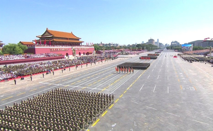 ΔΕΙΤΕ τη μεγαλύτερη στρατιωτική παρέλαση όλων των εποχών! (Φωτό&Βίντεο) - Φωτογραφία 2