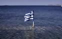 Guardian: Η Ελλάδα βιώνει μια διπλή κρίση - Η μεγαλύτερη εν καιρώ ειρήνης