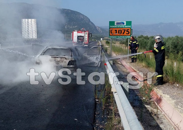 Στις φλόγες αυτοκίνητο στα διόδια της Αγίας Τριάδας [photos] - Φωτογραφία 2