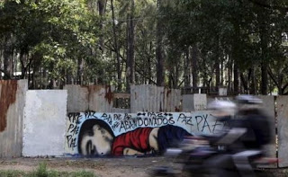 Το άψυχο σώμα του 3χρονου Αϊλάν σε γκράφιτι στη Βραζιλία - Φωτογραφία 1