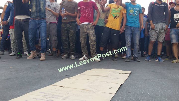 Το πλακάτ των μεταναστών στη Μυτιλήνη που κάνει το γύρο του Facebook [photos] - Φωτογραφία 3