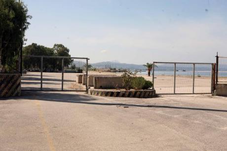 Πάτρα: Πόλεμος Δήμου-ΟΛΠΑ για τα κάγκελα στην παραλιακή ζώνη - Δημοτικά συνεργεία άνοιξαν την περίφραξη στο χώρο στο ΝΟΠ - Φωτογραφία 2