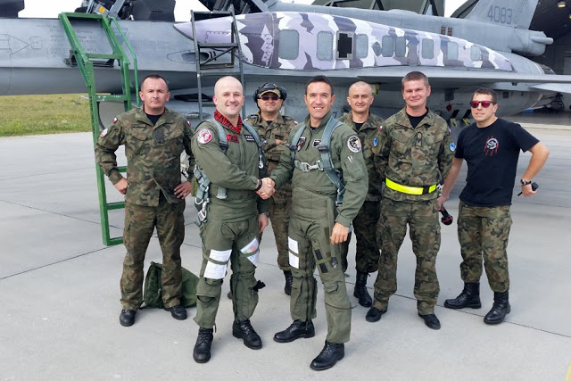 Εκπαίδευση της νεοσύστατης πολωνικής Ομάδας Αεροπορικών Επιδείξεων (Demo Team) F-16 από την ΠΑ - Φωτογραφία 1