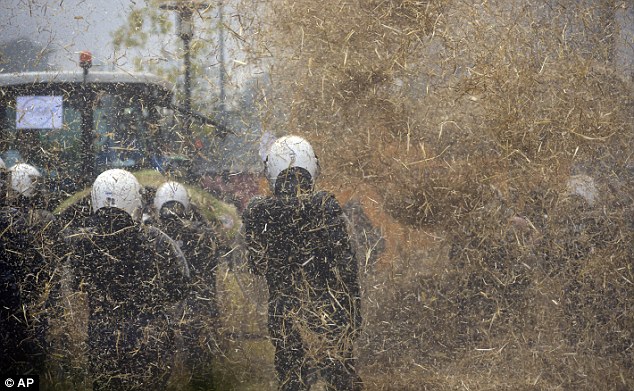 Το απίστευτο μηχάνημα που κατέβασαν οι αγρότες στις Βρυξέλλες - «Εφτυνε» άχυρα στους αστυνομικούς - Φωτογραφία 3