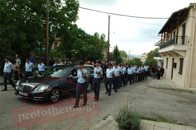 Δολοφόνοι, φάγατε το παιδί μου ξέσπασε στην κηδεία ο πατέρας του Στάθη Λαζαρίδη [photos] - Φωτογραφία 12