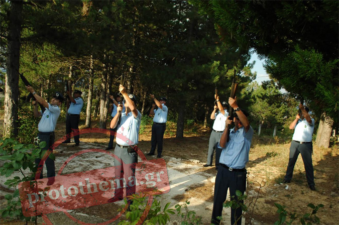 Δολοφόνοι, φάγατε το παιδί μου ξέσπασε στην κηδεία ο πατέρας του Στάθη Λαζαρίδη [photos] - Φωτογραφία 14