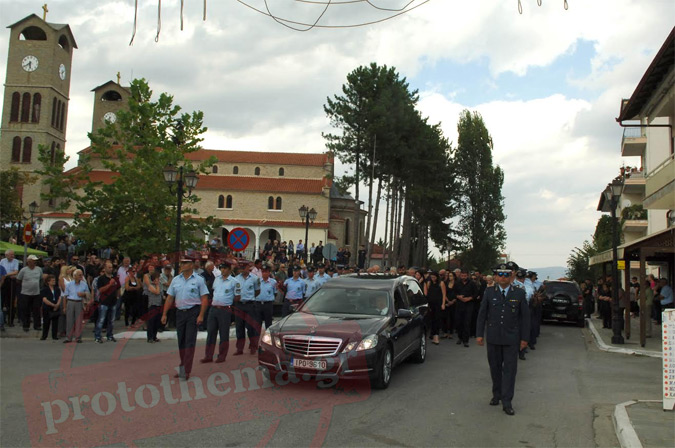 Δολοφόνοι, φάγατε το παιδί μου ξέσπασε στην κηδεία ο πατέρας του Στάθη Λαζαρίδη [photos] - Φωτογραφία 8