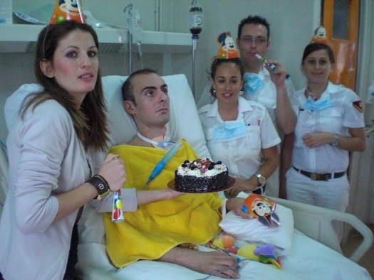ΣΥΓΚΛΟΝΙΣΤΙΚΗ ΕΙΚΟΝΑ: Η σύζυγος του Λαζαρίδη του είχε κάνει πάρτι γενεθλίων στο νοσοκομείο - Φωτογραφία 2