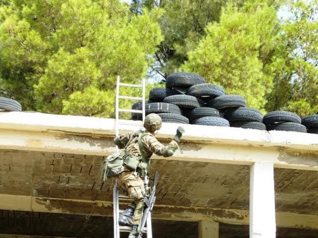 Εκπαιδεύουν το στρατό στην ΚΩ για επέμβαση σε αστικό ιστό - Φωτογραφία 15