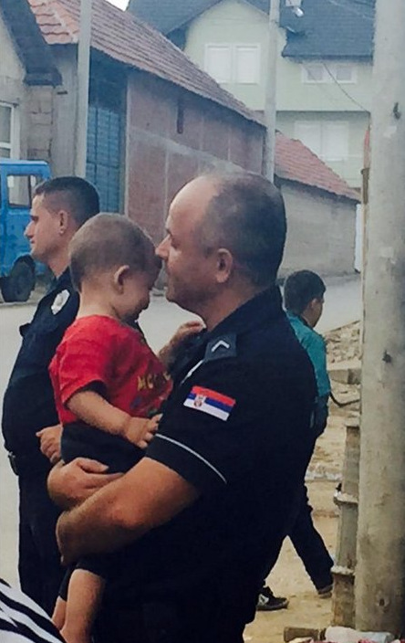 Η αγκαλιά που συγκινεί τον πλανήτη: Ο αστυνομικός που αγκαλιάζει μικρό προσφυγόπουλο [photos] - Φωτογραφία 4