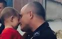 Η αγκαλιά που συγκινεί τον πλανήτη: Ο αστυνομικός που αγκαλιάζει μικρό προσφυγόπουλο [photos]