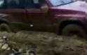 ΕΤΣΙ ξεκολλάει το αυτοκίνητο από τη λάσπη [video]