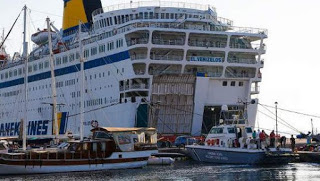 Εφτασαν στον Πειραιά δύο ακόμα πλοία με 4.487 πρόσφυγες και μετανάστες - Φωτογραφία 1