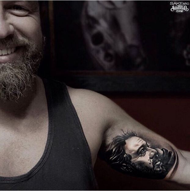 Ο Γιάννης Βαρδής έκανε τατουάζ το πρόσωπο του πατέρα του [photo] - Φωτογραφία 2