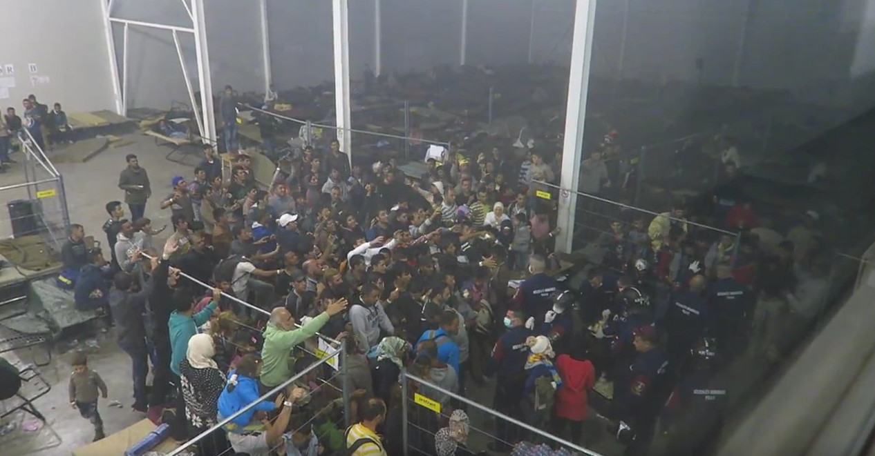 Σάλος με βίντεο από κέντρο φιλοξενίας στην Ουγγαρία - Εξευτελίζουν τους πρόσφυγες - Φωτογραφία 2
