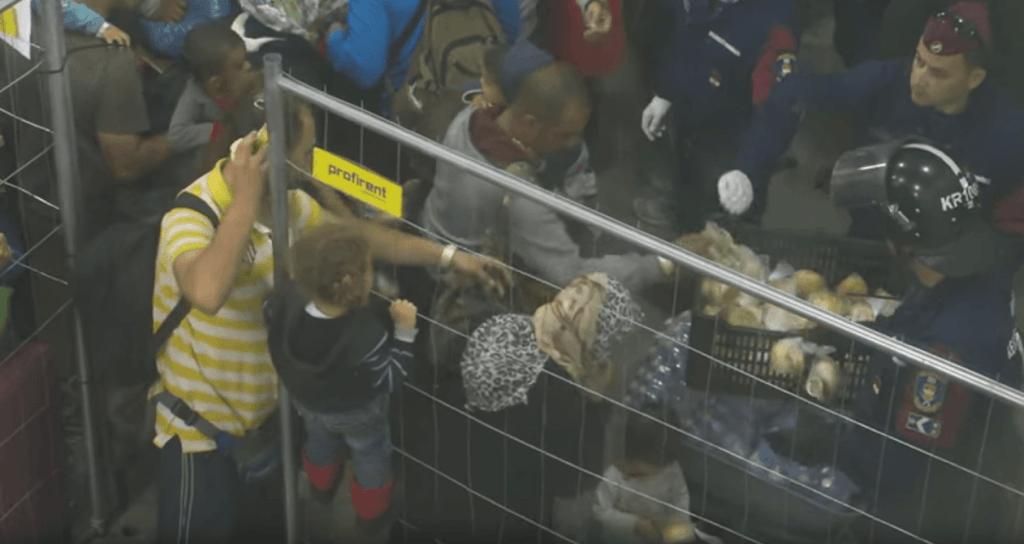 Σάλος με βίντεο από κέντρο φιλοξενίας στην Ουγγαρία - Εξευτελίζουν τους πρόσφυγες - Φωτογραφία 3