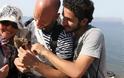 ΣΥΓΚΙΝΗΣΗ: Σύρος πρόσφυγας έφτασε στην Λέσβο μαζί με τo... γατάκι του