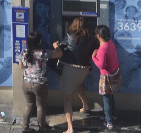 Δείτε την ώρα της επίθεσης Ρομά σε γυναίκα που έβγαζε χρήματα από ΑΤΜ στο Παρίσι - Δεν την βοήθησε κανείς [photos] - Φωτογραφία 2