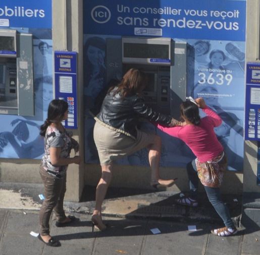 Δείτε την ώρα της επίθεσης Ρομά σε γυναίκα που έβγαζε χρήματα από ΑΤΜ στο Παρίσι - Δεν την βοήθησε κανείς [photos] - Φωτογραφία 3