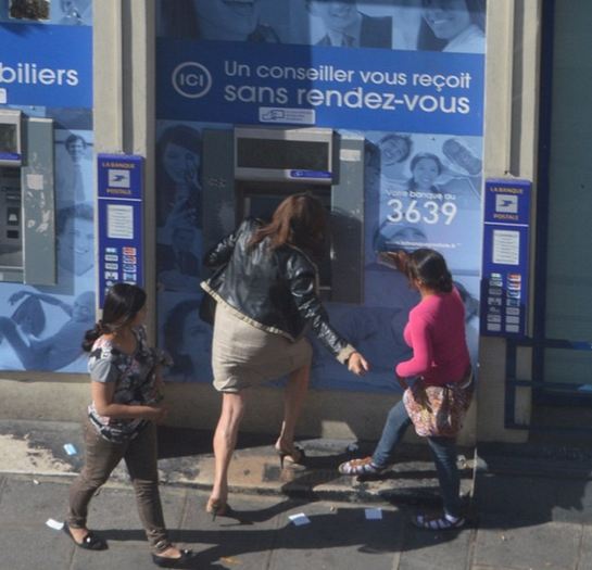 Δείτε την ώρα της επίθεσης Ρομά σε γυναίκα που έβγαζε χρήματα από ΑΤΜ στο Παρίσι - Δεν την βοήθησε κανείς [photos] - Φωτογραφία 4