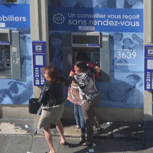 Δείτε την ώρα της επίθεσης Ρομά σε γυναίκα που έβγαζε χρήματα από ΑΤΜ στο Παρίσι - Δεν την βοήθησε κανείς [photos] - Φωτογραφία 5