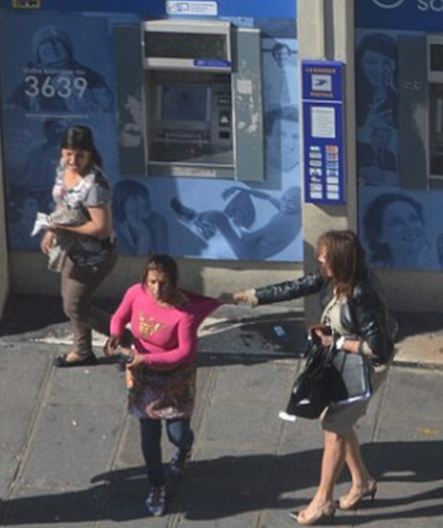 Δείτε την ώρα της επίθεσης Ρομά σε γυναίκα που έβγαζε χρήματα από ΑΤΜ στο Παρίσι - Δεν την βοήθησε κανείς [photos] - Φωτογραφία 6