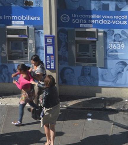 Δείτε την ώρα της επίθεσης Ρομά σε γυναίκα που έβγαζε χρήματα από ΑΤΜ στο Παρίσι - Δεν την βοήθησε κανείς [photos] - Φωτογραφία 7