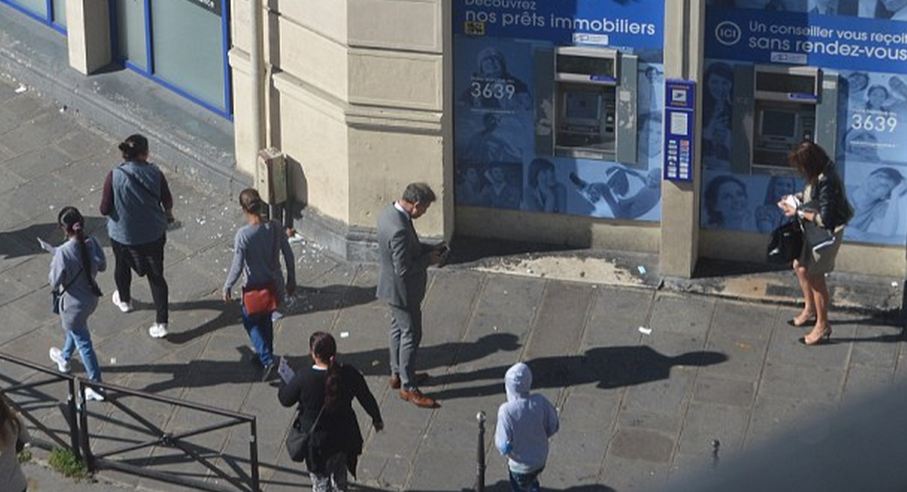 Δείτε την ώρα της επίθεσης Ρομά σε γυναίκα που έβγαζε χρήματα από ΑΤΜ στο Παρίσι - Δεν την βοήθησε κανείς [photos] - Φωτογραφία 8
