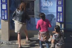 Δείτε την ώρα της επίθεσης Ρομά σε γυναίκα που έβγαζε χρήματα από ΑΤΜ στο Παρίσι - Δεν την βοήθησε κανείς [photos]