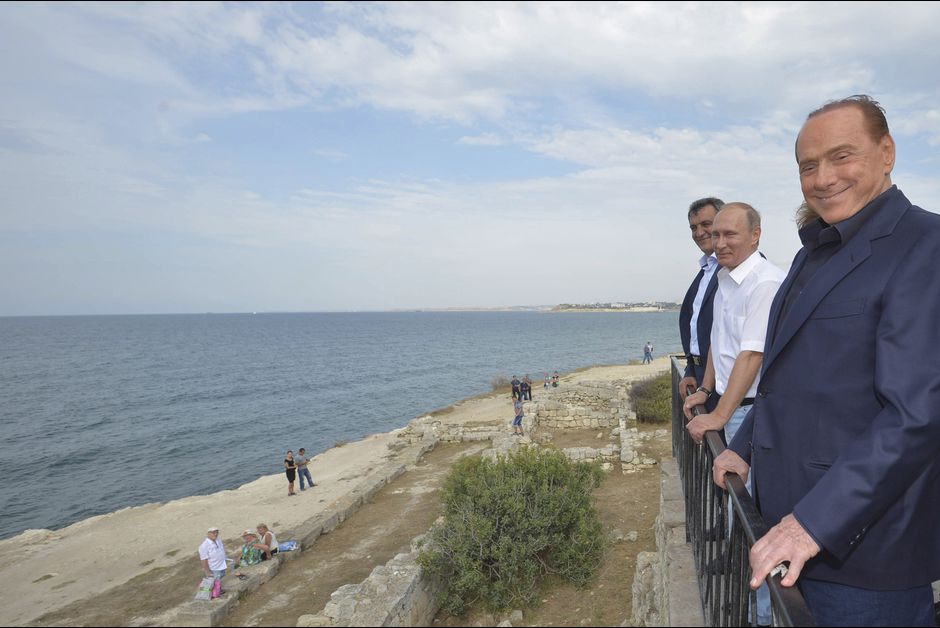 Ο Πούτιν με τζιν, ο Μπερλουσκόνι με Hogan, κάνουν βόλτες στην Κριμαία [photos] - Φωτογραφία 3