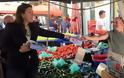 Δείτε την Ζωή με πολύχρωμες πλατφόρμες και τζιν στη λαϊκή αγορά Πατησίων [photos]