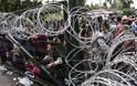 Σύνορα Ουγγαρίας - Σερβίας: Πολυβόλα, στρατός, αστυνομία απέναντι στους πρόσφυγες