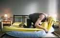 Μια ξανθιά προσπαθεί απεγνωσμένα να στρώσει το κρεβάτι [video]