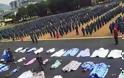 Φοιτήτριες Στρατιωτικής σχολής στην Κίνα εξαναγκάστηκαν να ξαπλώσουν στον ήλιο με παπλώματα