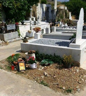 ΝΤΡΟΠΗ και ΘΛΙΨΗ: Σοκάρει η εικόνα του τάφου του Ντέμη Ρούσσου [photos] - Φωτογραφία 2