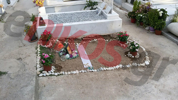 ΝΤΡΟΠΗ και ΘΛΙΨΗ: Σοκάρει η εικόνα του τάφου του Ντέμη Ρούσσου [photos] - Φωτογραφία 4