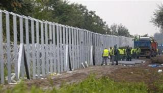 Η Βουδαπέστη ολοκλήρωσε την κατασκευή νέου συρμάτινου φράχτη στα σύνορα με την Κροατία - Φωτογραφία 1