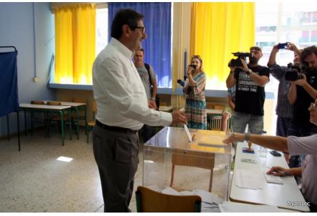 Πάτρα: Στο Στρούμπειο ψήφισε ο Δήμαρχος Κώστας Πελετίδης - Φωτογραφία 1