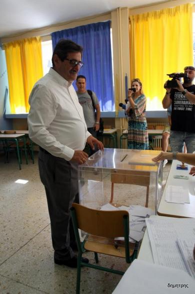 Πάτρα: Στο Στρούμπειο ψήφισε ο Δήμαρχος Κώστας Πελετίδης - Φωτογραφία 3