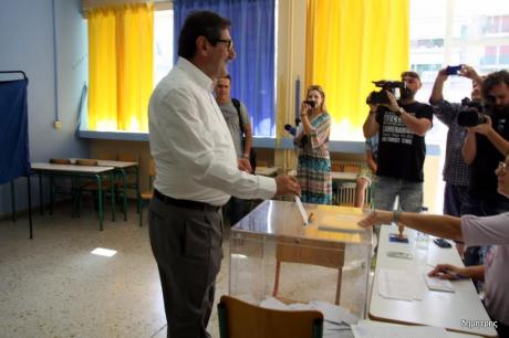 Πάτρα: Στο Στρούμπειο ψήφισε ο Δήμαρχος Κώστας Πελετίδης - Φωτογραφία 4