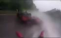 ΑΠΙΣΤΕΥΤΟ: Μοτοσικλετιστής γλιστράει με την μηχανή του και προστατεύει την φίλη του [video]